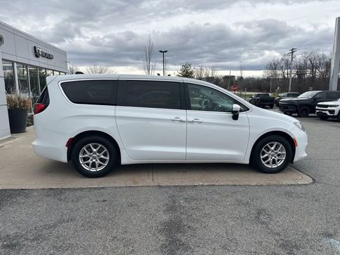 Used 2023 Chrysler Voyager LX FWD image 8