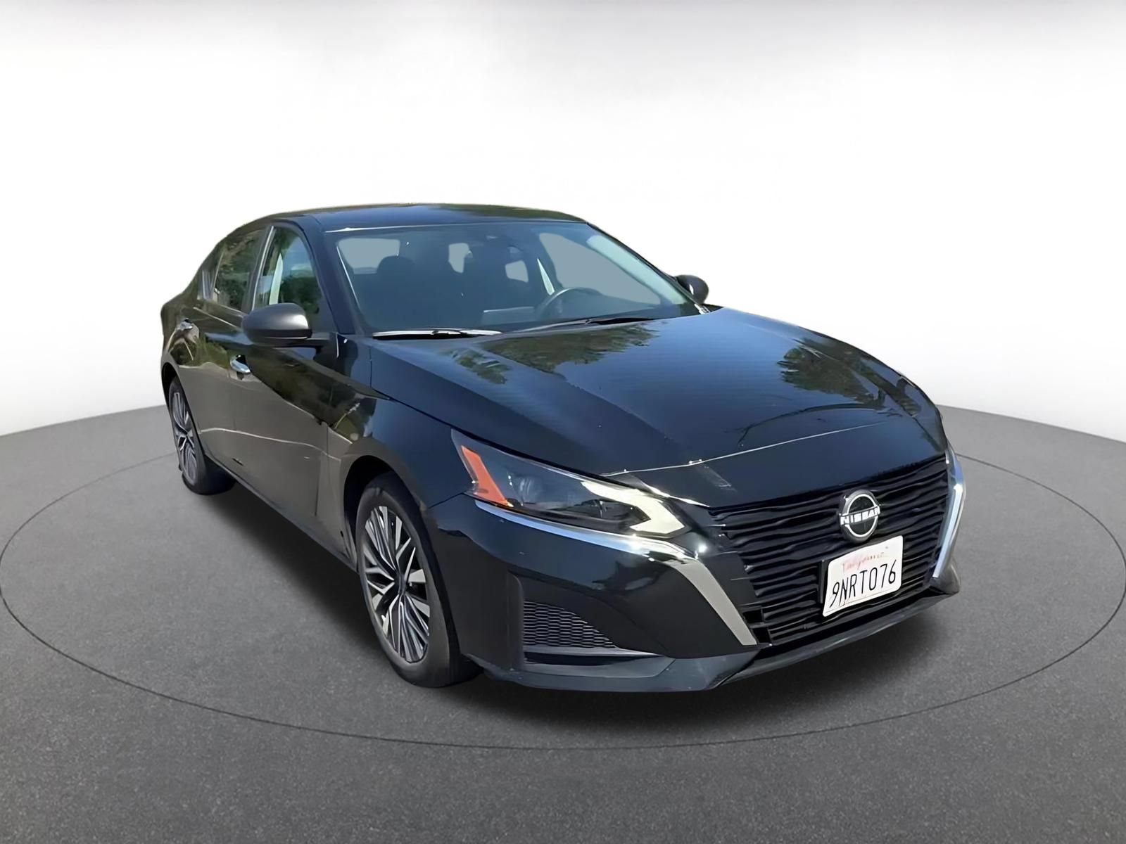 Used 2025 Nissan Altima 2.5 SV FWD image 3