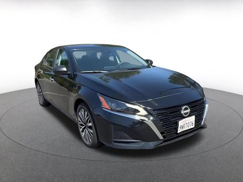 Used 2025 Nissan Altima 2.5 SV FWD image 3