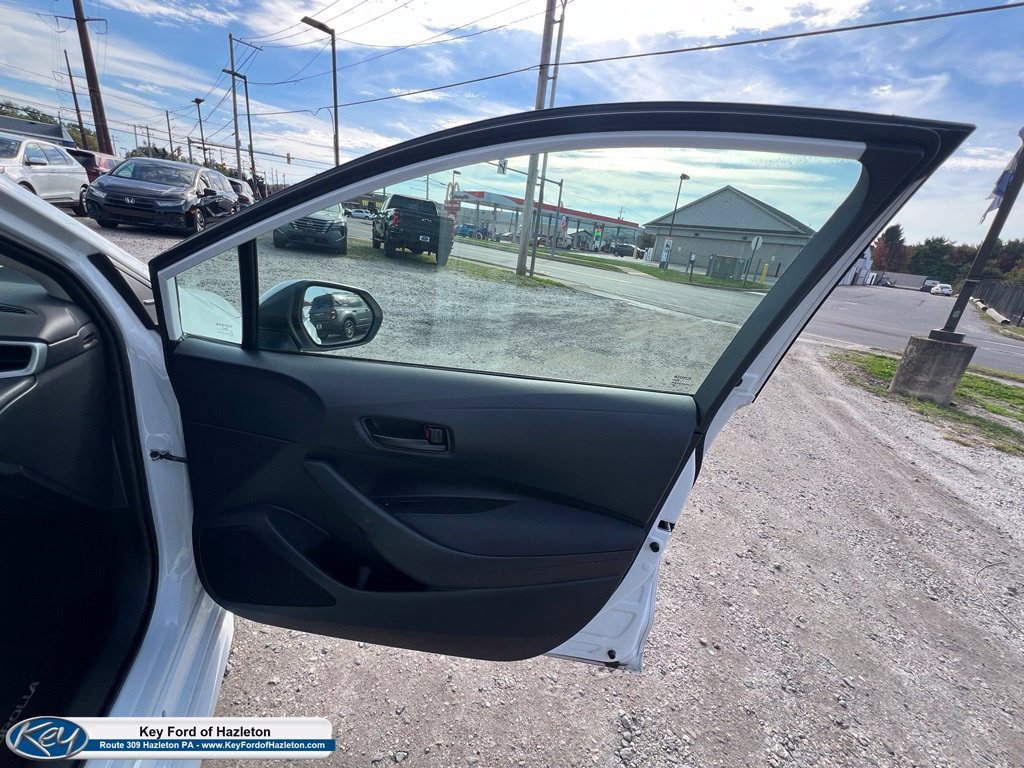 Used 2025 Toyota Corolla LE FWD image 29