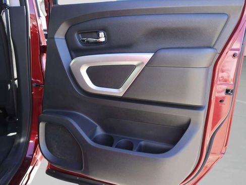 Used 2017 Nissan Titan SV image 31