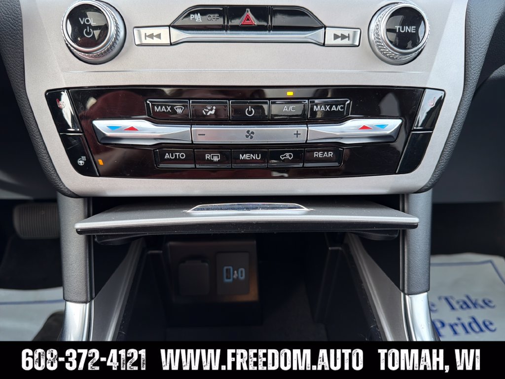 Used 2024 Ford Explorer XLT w/ Equipment Group 202A AWD/4WD image 20