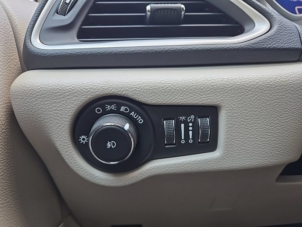 Used 2020 Chrysler Pacifica Touring-L Plus FWD image 18