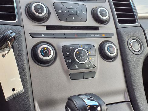 Used 2018 Ford Taurus SEL image 11