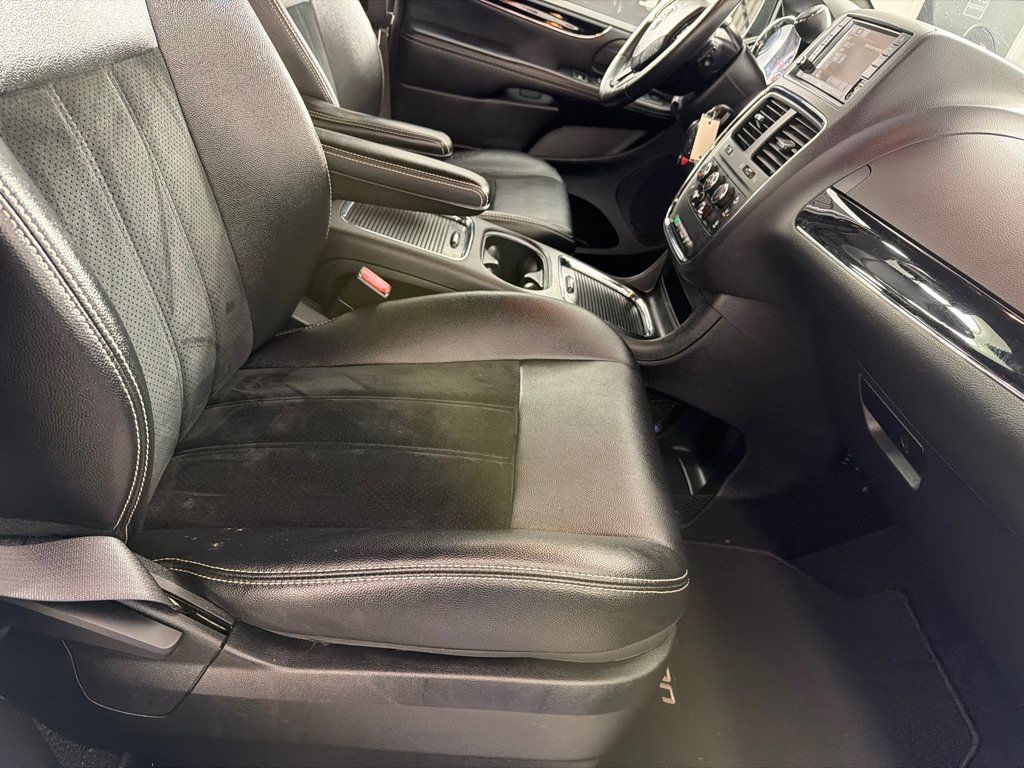 Used 2015 Dodge Grand Caravan SXT FWD image 22