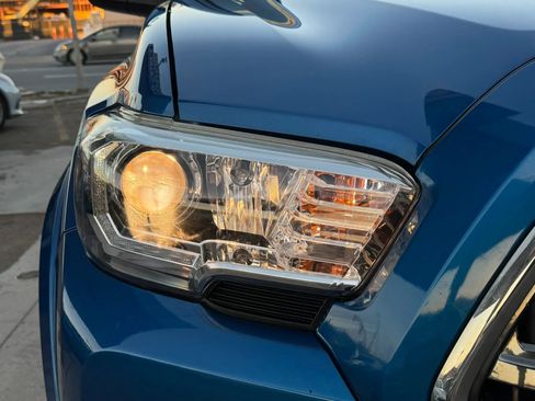 Used 2016 Toyota Tacoma TRD Sport image 3