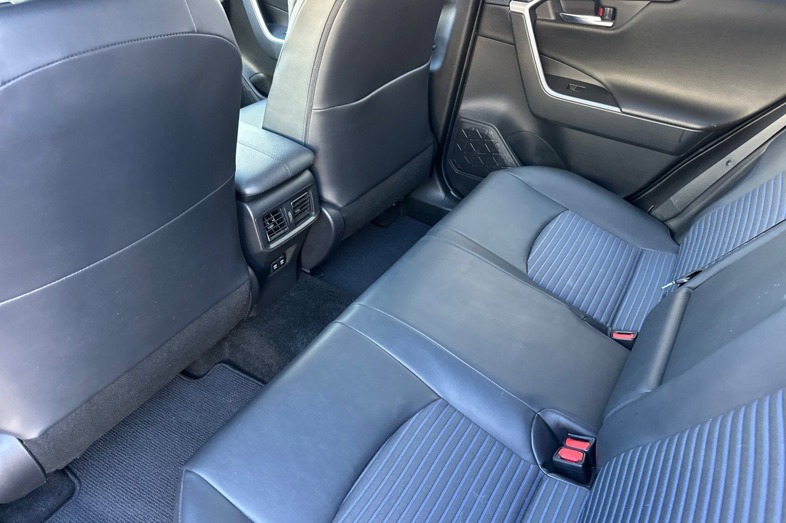 Used 2019 Toyota RAV4 XSE w/ Carpet Mat Package AWD/4WD image 14