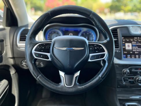 Used 2019 Chrysler 300 Touring RWD image 14