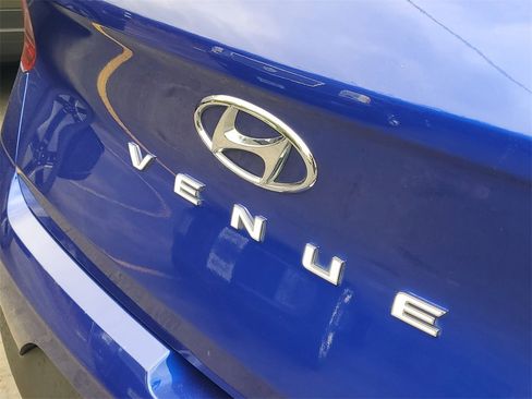 Used 2023 Hyundai Venue Limited image 6