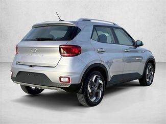 Used 2024 Hyundai Venue SEL video 2