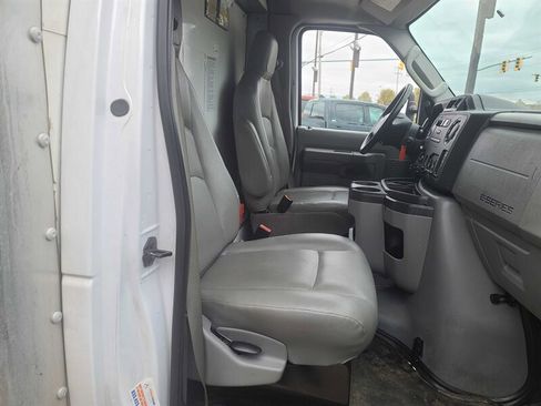 Used 2018 Ford E-350 and Econoline 350 Super Duty image 13