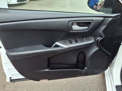 Used 2016 Toyota Camry SE FWD image 14