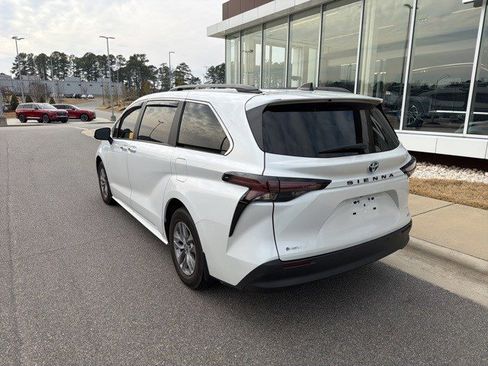 Used 2025 Toyota Sienna XLE image 6