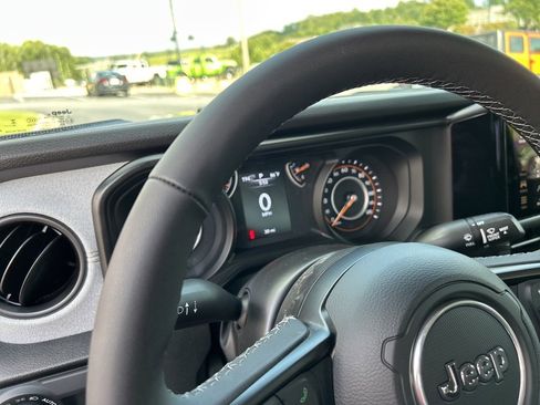 New 2025 Jeep Gladiator Sport image 15