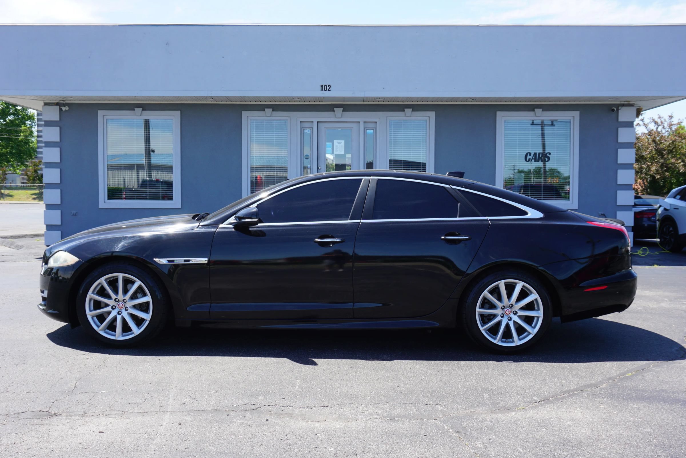 Used 2016 Jaguar XJ R-Sport RWD image 8