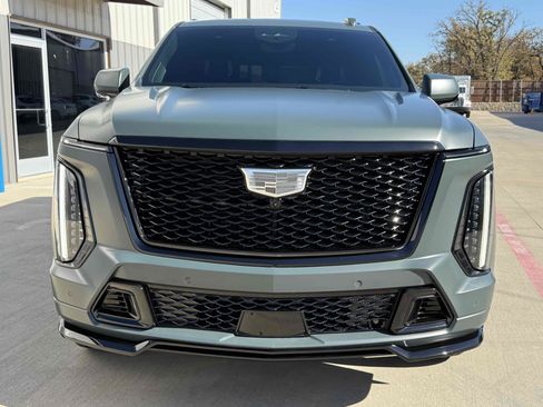 Used 2025 Cadillac Escalade V w/ LPO, ONYX Package image 4