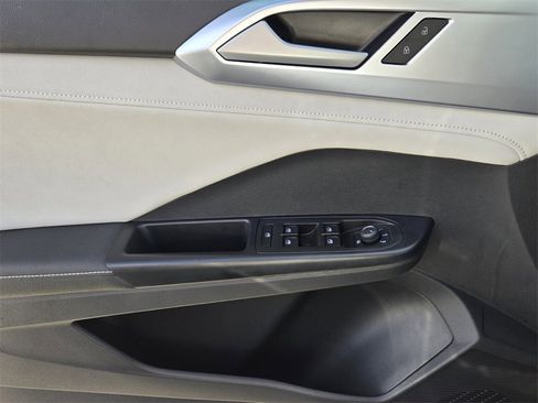 Certified 2025 Volkswagen Taos SE w/ Panoramic Sunroof Package image 29