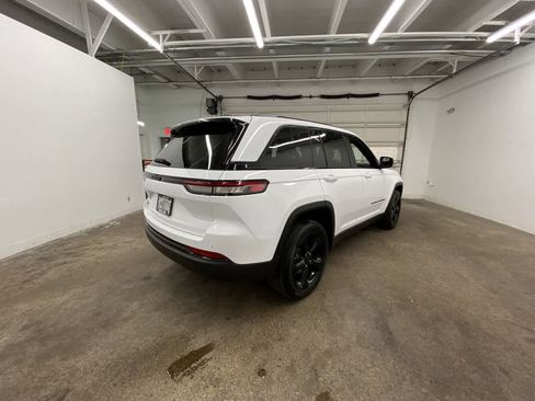 Used 2025 Jeep Grand Cherokee Altitude image 6