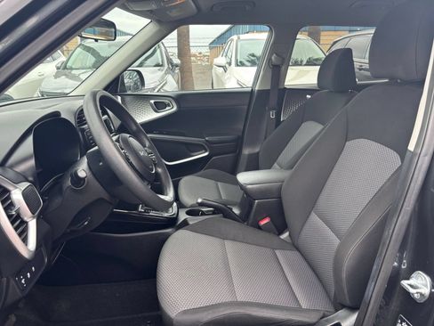 Used 2025 Kia Soul LX w/ LX Technology Package FWD image 24