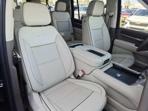 Used 2022 GMC Yukon XL Denali image 14