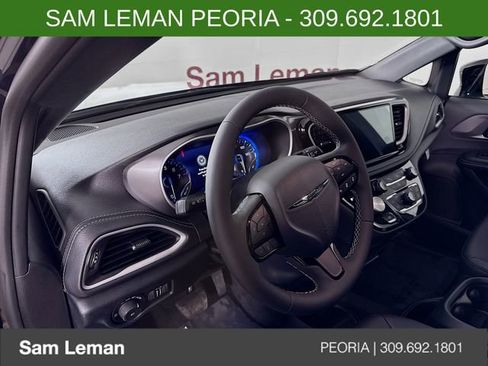 New 2026 Chrysler Pacifica Select image 9