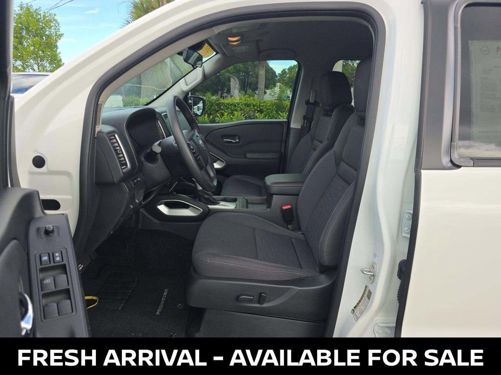 Used 2024 Nissan Frontier SV RWD image 7