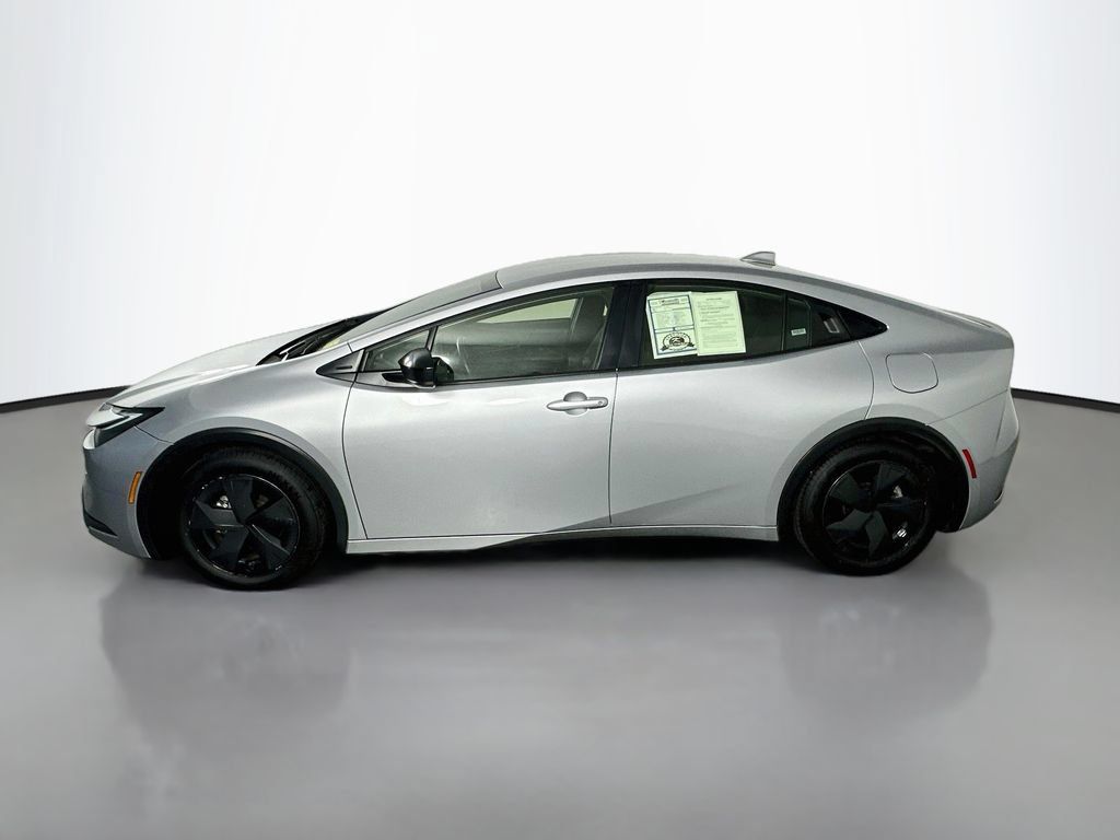 Used 2025 Toyota Prius LE FWD image 4