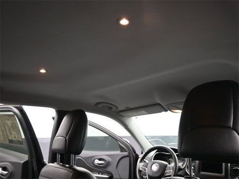 Used 2019 Jeep Cherokee Latitude Plus image 27