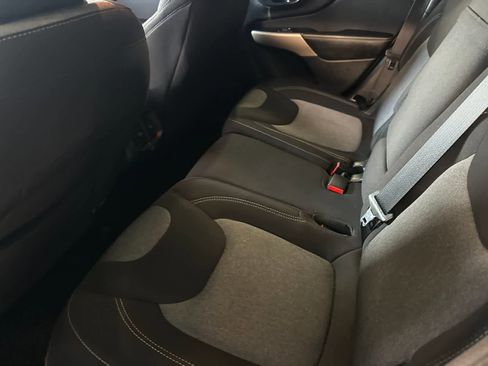 Used 2018 Jeep Cherokee Latitude w/ Altitude Package AWD/4WD image 5