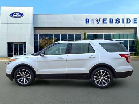 Used 2015 Ford Explorer XLT w/ Equipment Group 202B FWD image 4