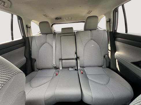 Used 2022 Toyota Highlander LE image 13