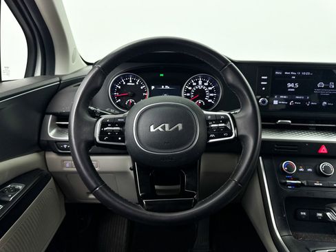 Used 2024 Kia Carnival LX FWD image 3