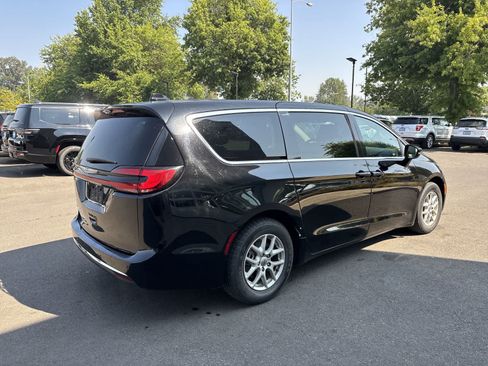 Used 2024 Chrysler Pacifica Touring-L FWD image 4