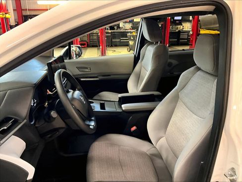 Used 2025 Toyota Sienna LE image 10
