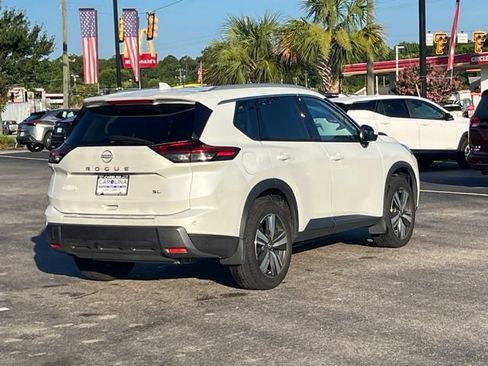 Used 2024 Nissan Rogue SL FWD image 3