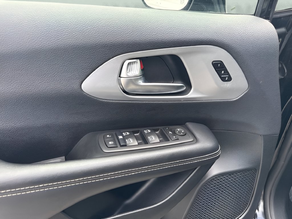 Used 2025 Chrysler Pacifica Limited FWD image 21