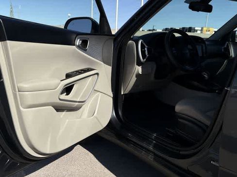 Used 2023 Kia Soul LX w/ LX Technology Package image 10