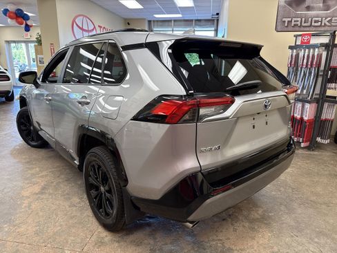Used 2024 Toyota RAV4 SE w/ Convenience Package image 9