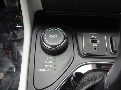 Used 2019 Jeep Cherokee Limited AWD/4WD image 23