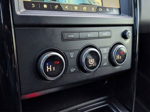 Used 2019 Land Rover Discovery SE image 20