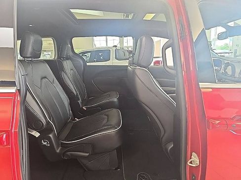 Used 2026 Chrysler Pacifica Limited FWD image 19