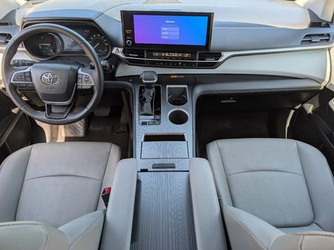 Used 2026 Toyota Sienna XLE FWD image 4