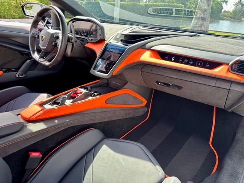 Used 2025 Lamborghini Revuelto AWD/4WD image 23