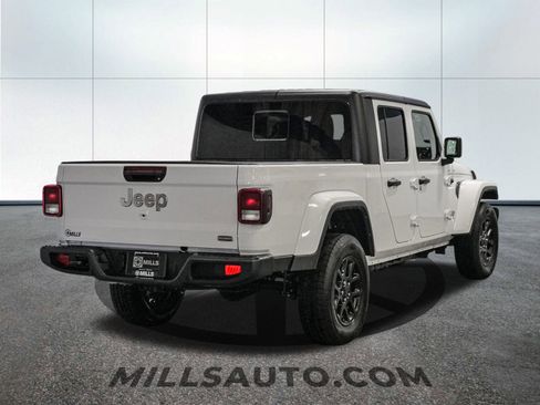 Used 2023 Jeep Gladiator Overland image 7