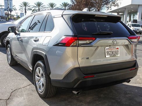 Used 2021 Toyota RAV4 LE image 9