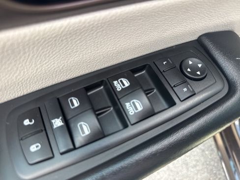 Used 2017 Chrysler Pacifica Touring FWD image 11