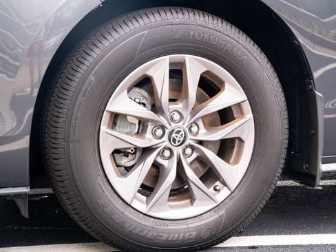 Used 2025 Toyota Sienna XLE FWD image 21