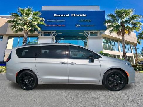 New 2026 Chrysler Pacifica Select w/ S Appearance Package FWD image 4