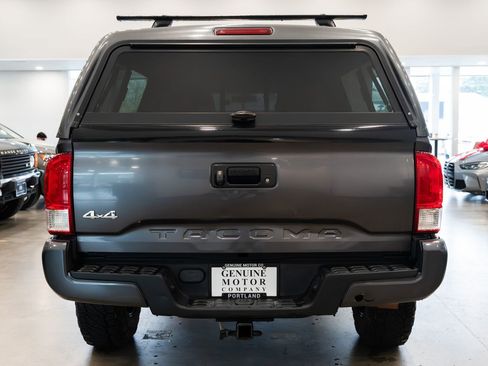 Used 2017 Toyota Tacoma SR image 5