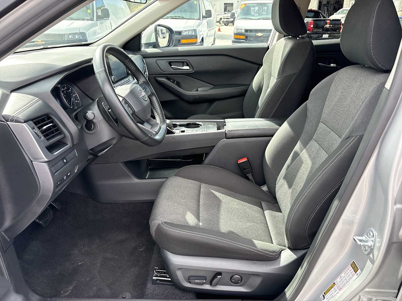 Used 2025 Nissan Rogue SV FWD image 18
